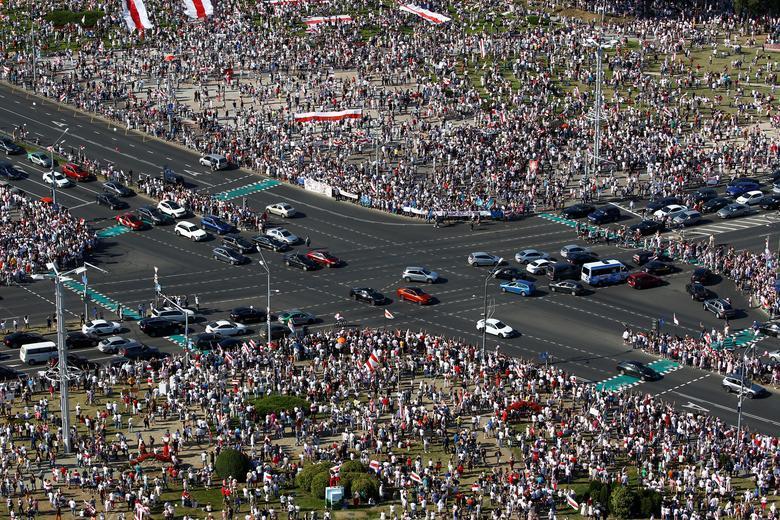 بلاروس، عقب نشینی رئیس جمهور بعد از تجمع 200 هزار نفری مخالفان