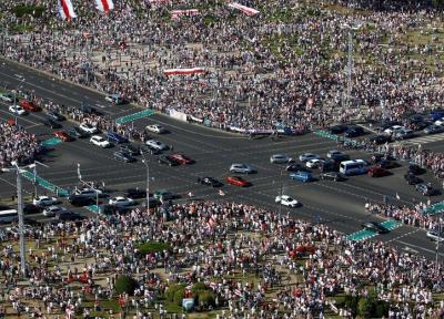 بلاروس، عقب نشینی رئیس جمهور بعد از تجمع 200 هزار نفری مخالفان
