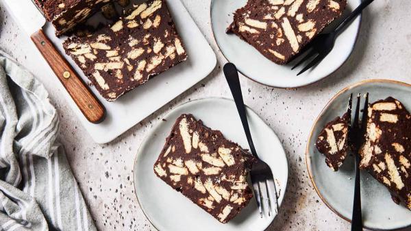 طرز تهیه کیک یخچالی با بیسکویت خرد شده، ساده و خوشمزه